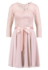 Spetsklänning i ljusrosa, med långa ärmar, rundad halsringning och en svävande chiffongsärk med ett satinband i midjan.