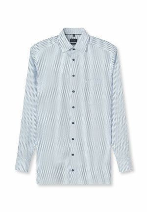 Hellblaues, langärmliges Hemd mit Knöpfen, verziert mit kleinem dunkelblauem geometrischem Muster und marineblauen Knöpfen, flach auf weißem Hintergrund liegend.