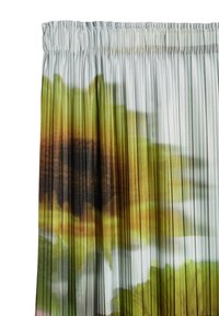 Zasłona plisowana z miękkiego, lekkiego materiału w gradientach zieleni, żółci i brązu z kwiatowym wzorem oraz marszczeniem u góry.