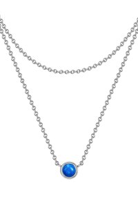 Silverfärgad kedjehalsband med två lager, med en rund blå ädelsten innesluten i en polerad silverram.