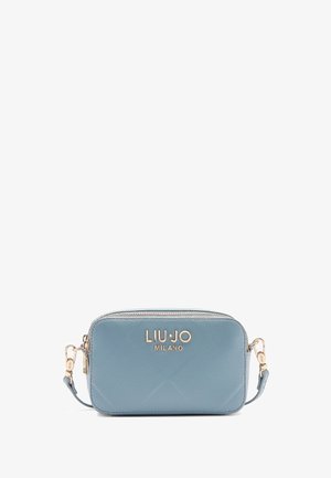 Borsa a tracolla in morbida pelle blu con hardware dorato e logo embossato. Forma rettangolare con texture trapuntata e chiusura con zip.