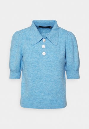 Pull en maille bleu clair à manches courtes, avec un large col, des manches bouffantes et trois boutons décoratifs, présenté sur un fond uni.