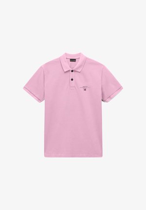Lyserød kortærmet polo med to sorte knapper og lille mærkelogo med tekst på venstre bryst.