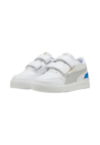 Zapatillas deportivas blancas con acentos grises y azules, que cuentan con un diseño texturizado, dos correas de velcro y una suela de goma con estrías horizontales.