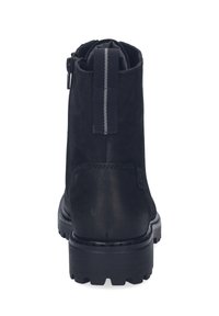 Bottine noire avec un extérieur en daim, fermeture éclair sur le côté et semelle en caoutchouc texturé. Présente une bande grise à l'arrière pour faciliter l'enfilage.