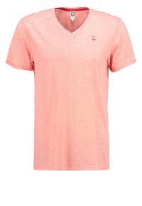 Różowa koszulka z dekoltem w serek, wykonana z miękkiej, lekkiej tkaniny. Krótkie rękawy, z małym logo na lewej piersi. Gładka faktura i luźny krój.