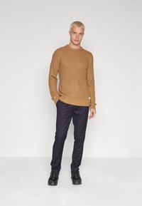 Jack & Jones JJSTANDFORD CREW NECK - Jersey de punto - otter