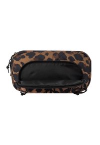 Pochette patchwork con stampa leopardata marrone e nera, dotata di chiusura a zip, con un interno nero liscio e dettagli con cordoncino sui lati.