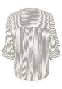 Blouse à manches courtes rayée en tissu léger, avec de fines rayures grises sur fond blanc, dotée d'un dos froncé et de manches retournées.
