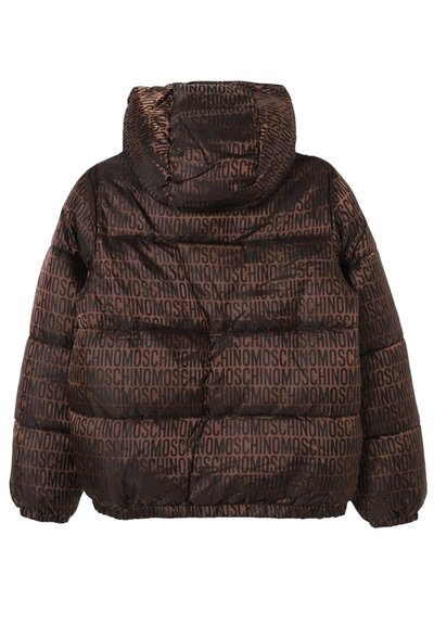 Bruine pufferjas met capuchon, bedekt met een herhalend "MOSCHINO" tekstpatroon in donkerbruin, met elastische manchetten en zoom, gezien van achteren.