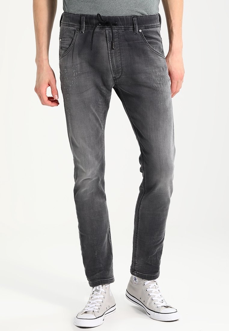 Svarta denim joggerbyxor för män med dragsko i midjan, slim fit, blekt utseende och kontrasterande sömnadsdetaljer. Stylade med vita sneakers.