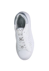 Sneaker bianco con design geometrico perforato, accenti argento sul tallone e lacci bianchi con dettagli metallici decorativi.