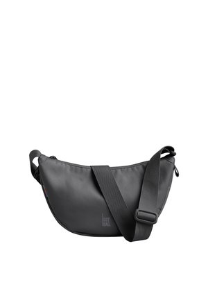 Schwarze, halbmondförmige Umhängetasche mit verstellbarem Riemen und Reißverschluss, vorne mit dem "GOT BAG"-Logo.