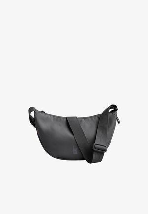 Schwarze, halbmondförmige Umhängetasche mit verstellbarem Riemen und Reißverschluss, vorne mit dem "GOT BAG"-Logo.