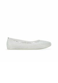 Klare flache Schuhe mit einer diamantmuster-geprägten Oberfläche. Gerundete Zehenform und niedriges Profil, mit einer durchsichtigen Sohle.