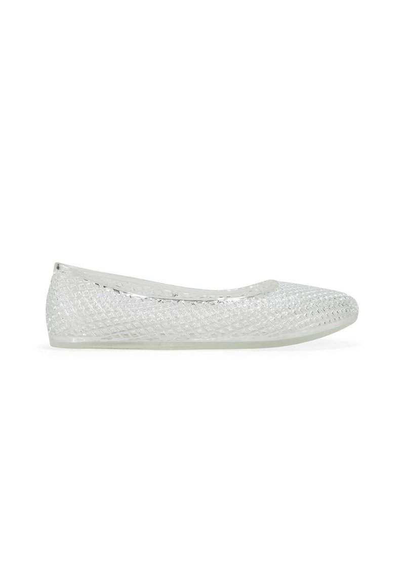 Klare flache Schuhe mit einer diamantmuster-geprägten Oberfläche. Gerundete Zehenform und niedriges Profil, mit einer durchsichtigen Sohle.
