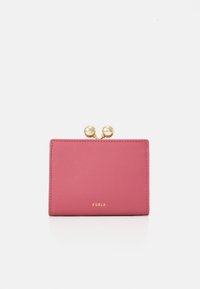 Portafoglio in pelle rosa con una texture liscia, chiusura in metallo color oro e il nome del marchio "Furla" impresso in oro nella parte inferiore.