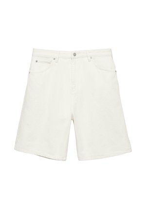 Short en denim blanc avec bouton et fermeture éclair à l'avant, deux poches avant et deux poches arrière, avec détails à rivets sur les poches.