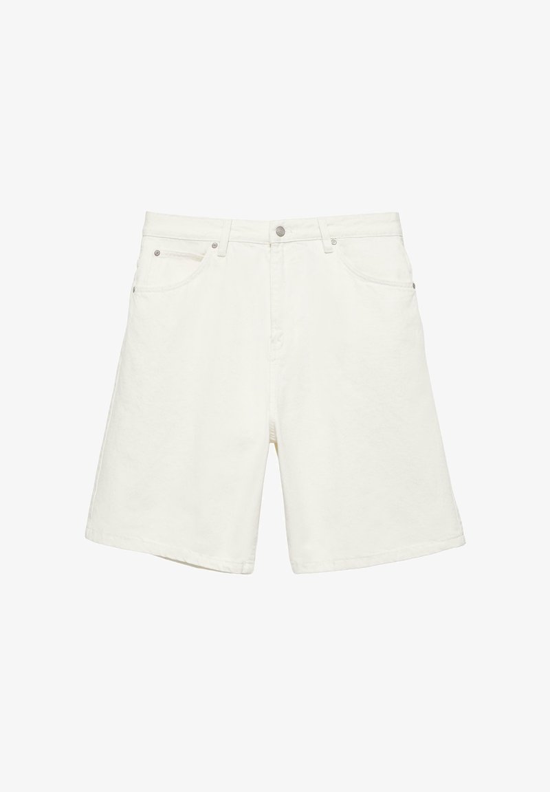 Short en denim blanc avec bouton et fermeture éclair à l'avant, deux poches avant et deux poches arrière, avec détails à rivets sur les poches.