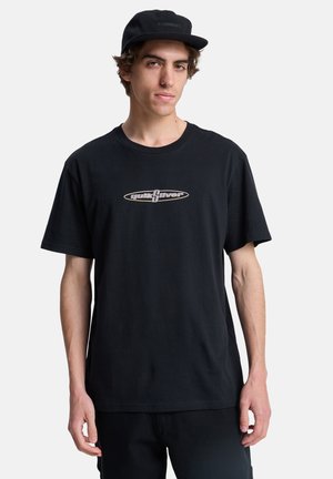 Czarny bawełniany t-shirt z okrągłym dekoltem i krótkimi rękawami, z centralnym logo w kontrastowych kolorach. Noszony z dopasowaną czarną czapką.