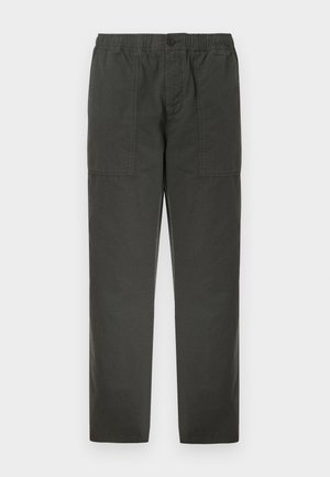 Pantaloni dintr-un material ușor, verde închis, cu un talie elastică și un sistem de închidere cu buton. Prezintă două buzunare frontale și un design cu picior drept.