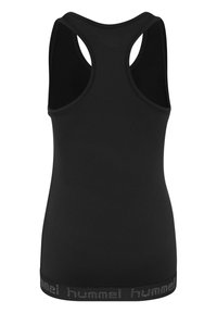 Sort tanktop med brede stropper, en glat tekstur og logo-detaljer langs bundkanterne. Enkel design med racerback-udskæring.