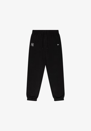 Fekete melegítőnadrág, gumírozott szárakkal és derékrésszel. A bal combon és a jobb zseben fehér logós díszítés található. Puha anyagból készült.