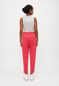 ONLY Petite ONLPOPTRASH LIFE EASY - Broek - viva magenta
