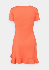 Vestido de manga corta, ceñido al cuerpo, en algodón de un vibrante color naranja, con un dobladillo de volantes en la parte inferior y un cuello redondo sencillo.