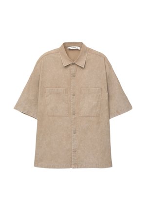 Kortärmad beige skjorta i mjukt tyg, med två framfickor, knäppning fram och en klassisk kragsdesign.