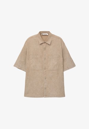 Korte mouwen lichtbruine shirt van zachte stof, met twee voorzakken, een knoopsluitingen en een klassiek kraagontwerp.