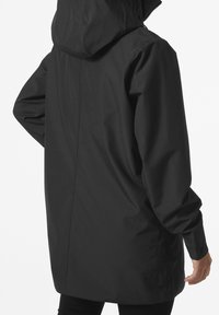 Czarna wodoodporna kurtka z kapturem, o prostym kroju, długich rękawach i gładkiej fakturze. Minimalistyczny design, bez widocznych elementów metalowych.