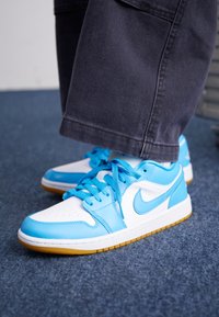 AIR JORDAN 1 LOW - Sportbačiai - white/dark powder blue/light brown