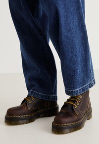 Martens JADON ARC UNISEX Bottines à plateau dark brown