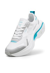 Baskets de sport blanches avec des accents bleus et des superpositions grises. Elles présentent une tige en mesh, une semelle texturée et un col rembourré pour le confort.