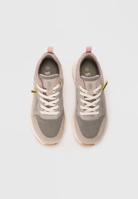 Sneaker mit einer beige und grauen Farbgestaltung, aus Mesh und Wildleder, runder Zehenform, weißen Schnürsenkeln und einem Akzent an der Fersenschlaufe in Pink und Gelb.