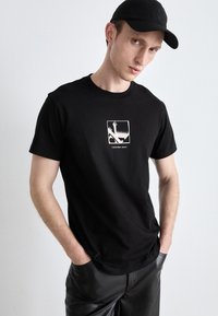 Calvin Klein Jeans GRID BOX TEE - Trükipildiga T-särk - black