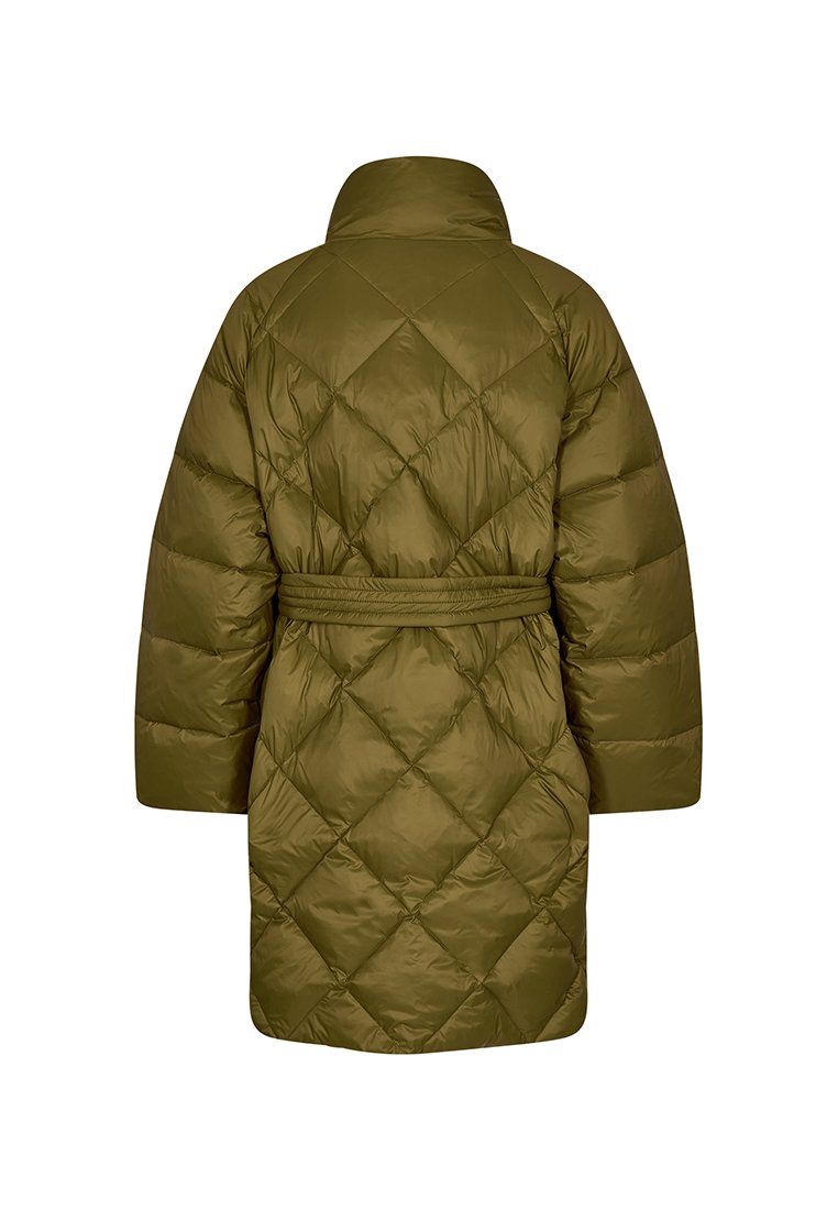 Oliwkowa, pikowana kurtka puchowa z wysokim kołnierzem i pasem w talii. Charakteryzuje się pudełkowym kształtem i dużym wzorem w diamenty.