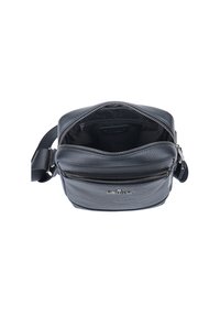 Borsa a tracolla grigia in pelle con superficie texturizzata, due scomparti con zip e un interno nero. Dotata di una tracolla regolabile.