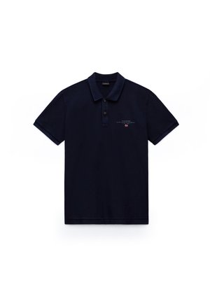 Polo à manches courtes bleu marine avec patte de boutonnage à deux boutons et petit texte brodé en blanc et rouge ainsi qu'un drapeau sur le côté gauche de la poitrine.