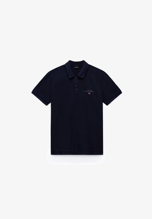 Granatowa koszulka polo z krótkim rękawem, dwukolorowym zapięciem na guziki oraz małym, białym i czerwonym haftowanym napisem i flagą na lewej piersi.