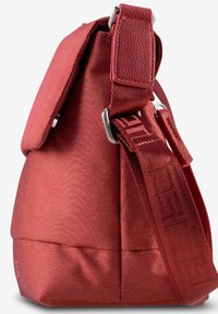 Borsa in tessuto rosso con una finitura texturizzata, dotata di chiusura a patta e tracolla regolabile. La tracolla presenta un motivo intrecciato e dettagli in metallo.