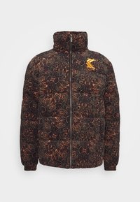 Giacca a vento con colletto alto, base nera e intricato motivo paisley in arancione e verde che si avvolge. Presenta una chiusura frontale con zip e un dettaglio del logo.
