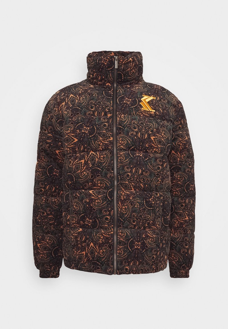 Giacca a vento con colletto alto, base nera e intricato motivo paisley in arancione e verde che si avvolge. Presenta una chiusura frontale con zip e un dettaglio del logo.