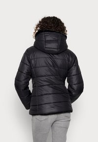 Černá péřová bunda s kapucí, s horizontálním prošíváním, elegantním, lesklým povrchem a přiléhavým střihem.