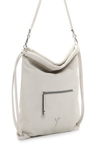 Sac à main blanc texturé au design décontracté, avec une poche zippée à l'avant et de longues sangles ajustables. Le tissu perforé ajoute du détail.