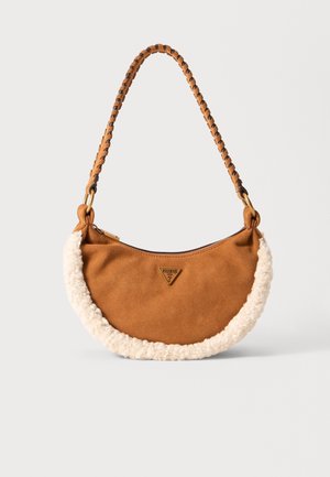 Sac à main demi-lune en daim marron avec bandoulière tressée et bordure en peau lainée blanche, avec un petit logo métallique triangulaire à l'avant.