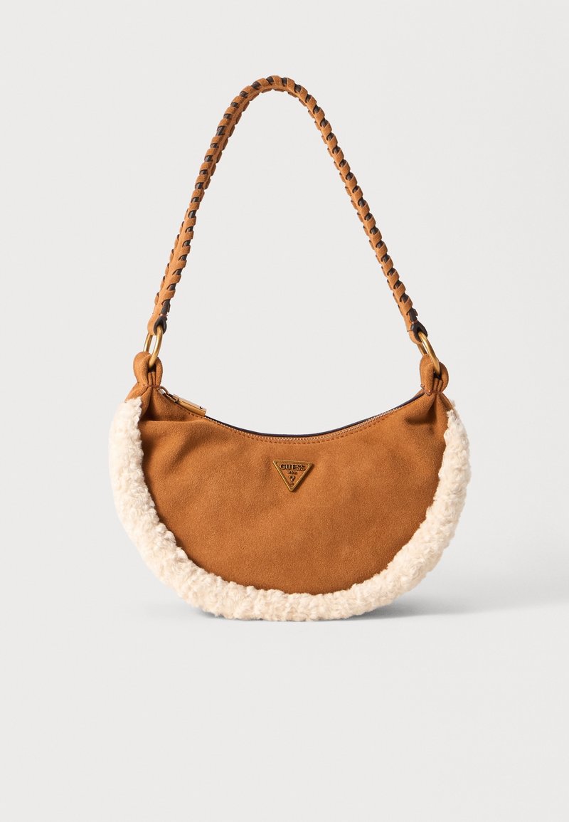 Sac à main demi-lune en daim marron avec bandoulière tressée et bordure en peau lainée blanche, avec un petit logo métallique triangulaire à l'avant.