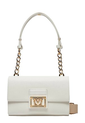 Hvid rektangulær håndtaske med guldkæde, tekstureret overflade og guldlove Moschino-logo på frontklappen.