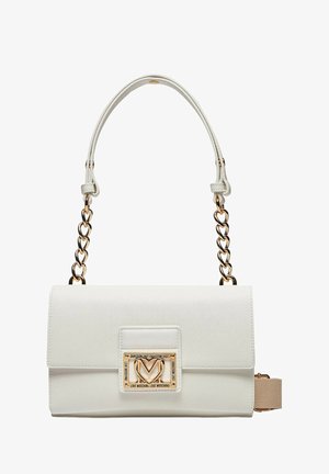Biała prostokątna torebka z złotym łańcuszkiem jako paskiem, teksturowaną powierzchnią oraz złotą plakietką z logo Love Moschino na przednim klapie.